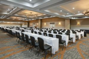 una fila di tavoli e sedie in una sala banchetti di Crowne Plaza Resort Asheville by IHG ad Asheville Altre 70 foto
