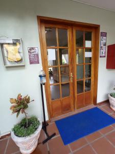 a lobby with a door and a plant and a light at Vacacional Dayman in Termas del Daymán