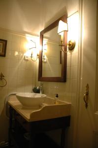 a bathroom with a sink and a mirror at Casa da Tia Guida in Golegã