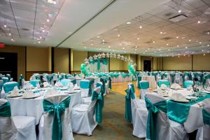 un salón de banquetes con mesas y sillas blancas y azules en Crowne Plaza Hotel Glen Ellyn/Lombard, an IHG Hotel, en Glen Ellyn