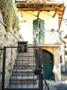 un conjunto de escaleras frente a un edificio con garaje en La cà dei ulif, en Gardone Riviera