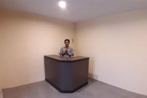 een man op een podium in een kamer bij OYO 1053 Angelyn Home Stay in Medan