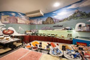 a restaurant with a mural on the wall at Slaviero Vitória in Vitória