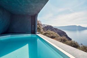 - une piscine avec vue sur l'eau dans l'établissement Luxury Santorini Villa Secret Escape Villa Private Pool Sea Caldera View 2 BDR Oia, à Thólos