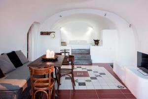 - un salon avec une table, des chaises et un canapé dans l'établissement Luxury Santorini Villa Secret Escape Villa Private Pool Sea Caldera View 2 BDR Oia, à Thólos