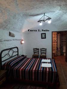 Postel nebo postele na pokoji v ubytování Cuevas Lourdes
