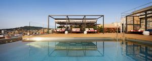 una piscina en la azotea de un edificio en Kimpton Vividora Hotel, an IHG Hotel, en Barcelona