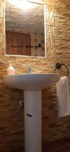 BenamaurelにあるCuevas Lourdesのバスルーム(白い洗面台、鏡付)