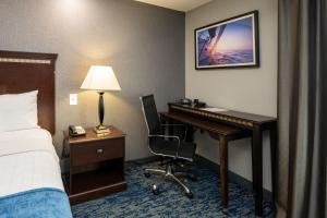 Postel nebo postele na pokoji v ubytování Comfort Suites Seabrook - Kemah