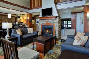 Кът за сядане в Staybridge Suites Louisville - East, an IHG Hotel