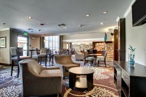 The lounge or bar area at Staybridge Suites Middleton/Madison-West, an IHG Hotel