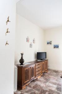 uma sala de estar com televisão num armário de madeira em Appartamento al centro di Anzio em Anzio