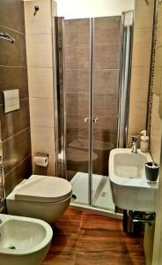 シラクーサにあるB&B Marina di Ortigiaのバスルーム(シャワー、トイレ、シンク付)