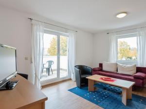 Telewizja i/lub zestaw kina domowego w obiekcie Simplistic Apartment in Bad D rrheim with Garden Balcony