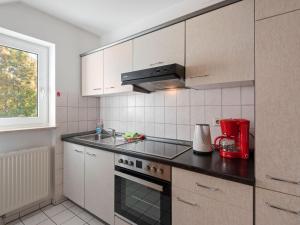 Kuchnia lub aneks kuchenny w obiekcie Simplistic Apartment in Bad D rrheim with Garden Balcony