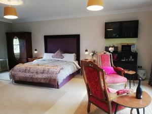 una camera con letto e sedia di 1 bed studio a Castlebar