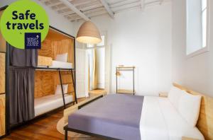 a small room with a bed and a bunk bed at CASA MX alameda in Mexico City