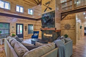 ein Wohnzimmer mit einem großen Sofa und einem Kamin in der Unterkunft Expansive Luxury Cabin Game Room, Fire Pit, Deck! in Broken Bow