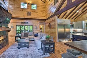 ein Wohnzimmer mit einem Sofa und einer Küche in der Unterkunft Expansive Luxury Cabin Game Room, Fire Pit, Deck! in Broken Bow