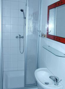 bagno bianco con doccia e lavandino di Top View & City ALEX a Berlino