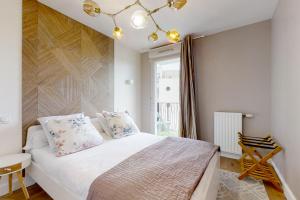 a bedroom with a bed with a wooden accent wall at Bedland in Bailly-Romainvilliers