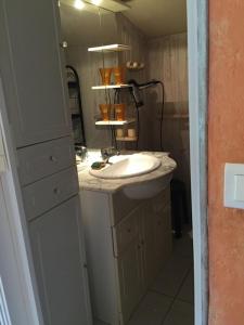Koupelna v ubytování Les Figuiers de Louna - PIERRE ENSOLEILLÉE - 110 m2 et une véranda