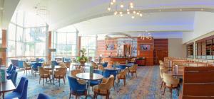 Crowne Plaza London - Gatwick Airport, an IHG Hotel tesisinde bir restoran veya yemek mekanı
