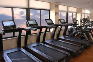 The fitness centre and/or fitness facilities at Crowne Plaza Amman, an IHG Hotel