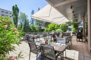 Um restaurante ou outro lugar para comer em Crowne Plaza Geneva by IHG