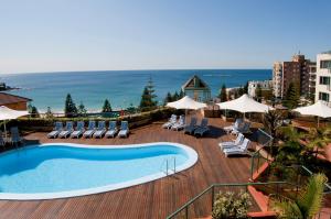 View ng pool sa Crowne Plaza Sydney Coogee Beach, an IHG Hotel o sa malapit