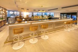 O lounge ou bar de Crowne Plaza Sydney Coogee Beach by IHG