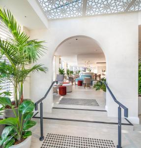 Uma área de estar em Crowne Plaza Sydney Coogee Beach by IHG