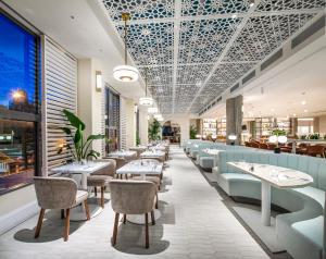 Um restaurante ou outro lugar para comer em Crowne Plaza Sydney Coogee Beach by IHG