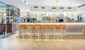 O lounge ou bar de Crowne Plaza Sydney Coogee Beach by IHG