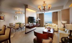 Χώρος καθιστικού στο Crowne Plaza Yantai Sea View by IHG