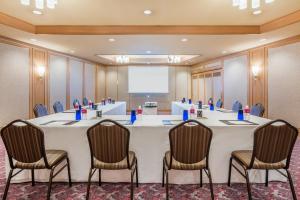 a conference room with a large white table and chairs at ANA Crowne Plaza Kanazawa by IHG in Kanazawa
