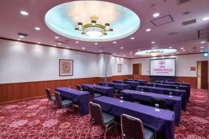 uma sala de conferências com mesas e cadeiras azuis em ANA Crowne Plaza Hotel Nagasaki Gloverhill, an IHG Hotel em Nagasaki