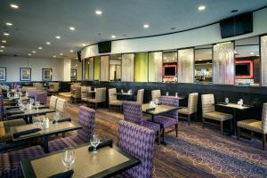 Restaurace v ubytování Crowne Plaza Anchorage-Midtown by IHG