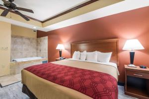 Giường trong phòng chung tại Econo Lodge Inn & Suites Little Rock SW