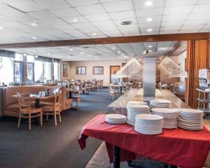 une pile de assiettes sur une table dans un restaurant dans l'établissement Quality Inn Navajo Nation Capital, à Window Rock