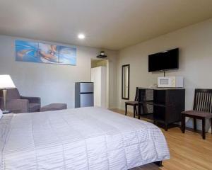 Кровать или кровати в номере Rodeway Inn Flagstaff East Route 66
