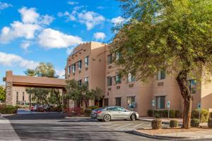 斯科茨代爾的住宿－Hotel Scottsdale，停在大楼前停车场的汽车