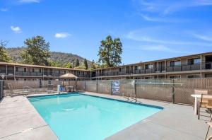 a swimming pool in front of a building at Econo Lodge Yreka in Yreka