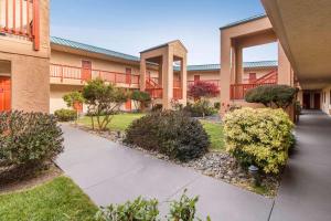 a courtyard of a building with bushes and a walkway at Quality Inn & Suites Redwood Coast in Crescent City