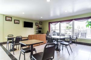 Reštaurácia alebo iné gastronomické zariadenie v ubytovaní Rodeway Inn & Suites