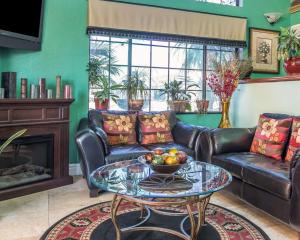 sala de estar con sofá y mesa con un bol de fruta en Quality Inn Hemet - San Jacinto, en Hemet