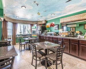 a restaurant with tables and chairs and a counter at Quality Inn Hemet - San Jacinto in Hemet