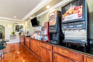 un bar con dispensador de bebidas y máquina de refrescos en Rodeway Inn On Historic Route 66 en Barstow