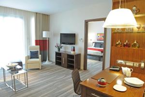 TV a/nebo společenská místnost v ubytování Staybridge Suites Yas Island Abu Dhabi by IHG