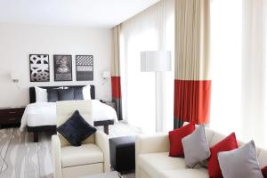 Postel nebo postele na pokoji v ubytování Staybridge Suites Yas Island Abu Dhabi by IHG